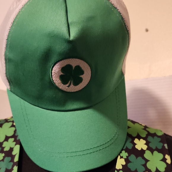 Green Clover Print Top - Picture 6 of 8